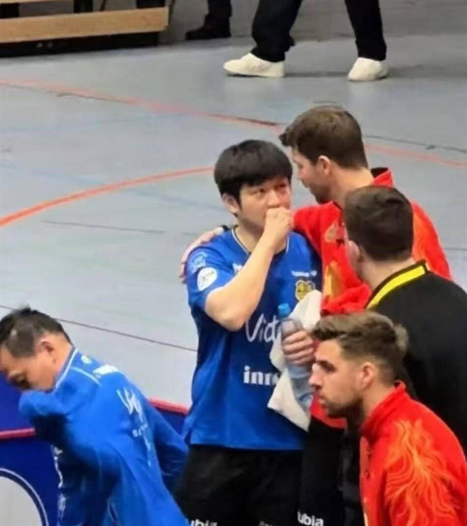 樊振东德甲双打首秀失利背后：疲惫身影牵动人心，球迷盼英雄卸甲归乡